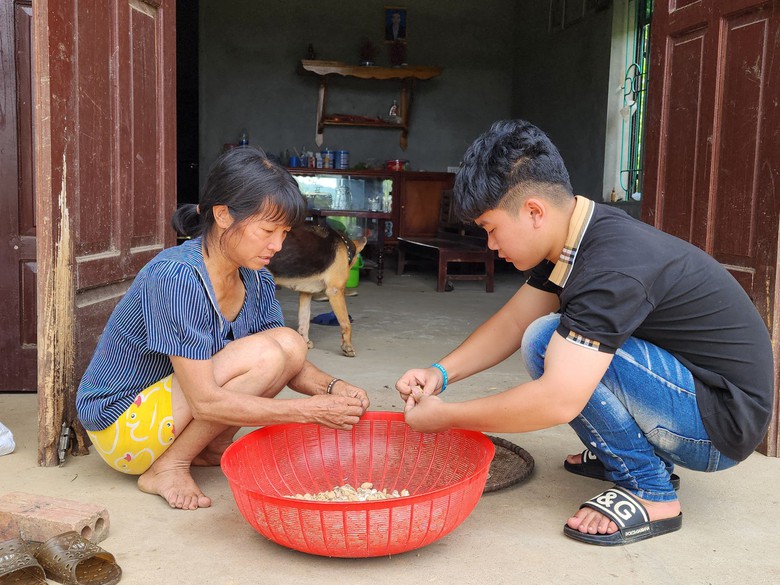 Bạn đọc gửi tiền hỗ trợ cậu b&eacute; "gồng g&aacute;nh mẹ bệnh, anh tai nạn"- Ảnh 1.