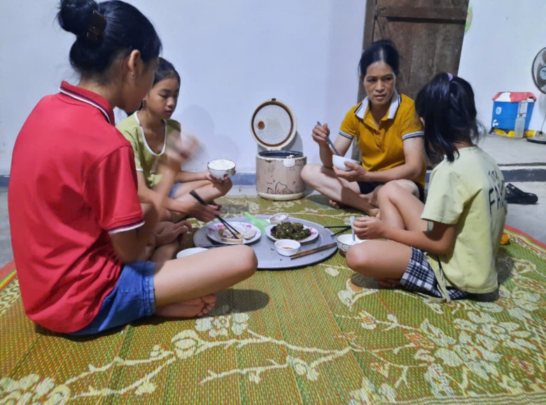 Lam lũ cảnh mẹ g&oacute;a nu&ocirc;i 3 con thơ dại v&igrave; chồng ra đi tr&ecirc;n đường t&igrave;m việc- Ảnh 3.