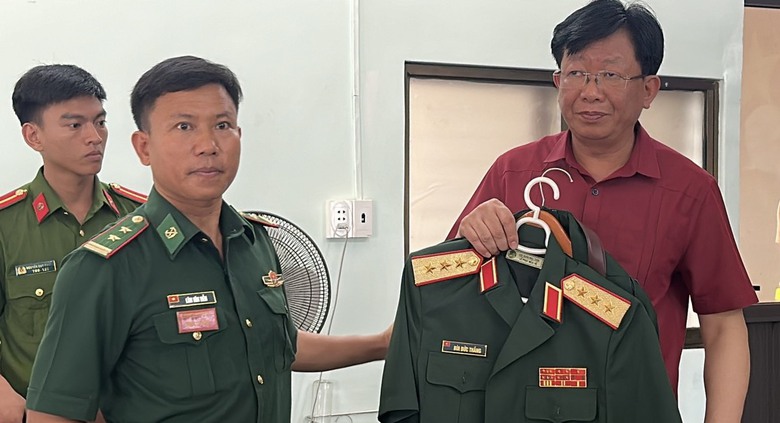 L&agrave;m r&otilde; nh&oacute;m người nghi vấn giả danh thượng tướng qu&acirc;n đội, thiếu tướng c&ocirc;ng an- Ảnh 1.