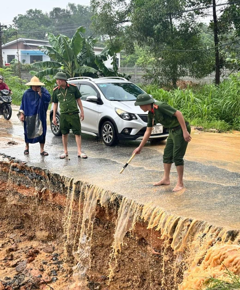 Ph&uacute; Thọ: CSGT hỗ trợ người d&acirc;n tại điểm ngập &uacute;ng, sạt lở- Ảnh 2.