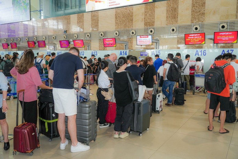 Hơn 54 triệu h&agrave;nh kh&aacute;ch th&ocirc;ng qua cảng h&agrave;ng kh&ocirc;ng trong 6 th&aacute;ng- Ảnh 1.