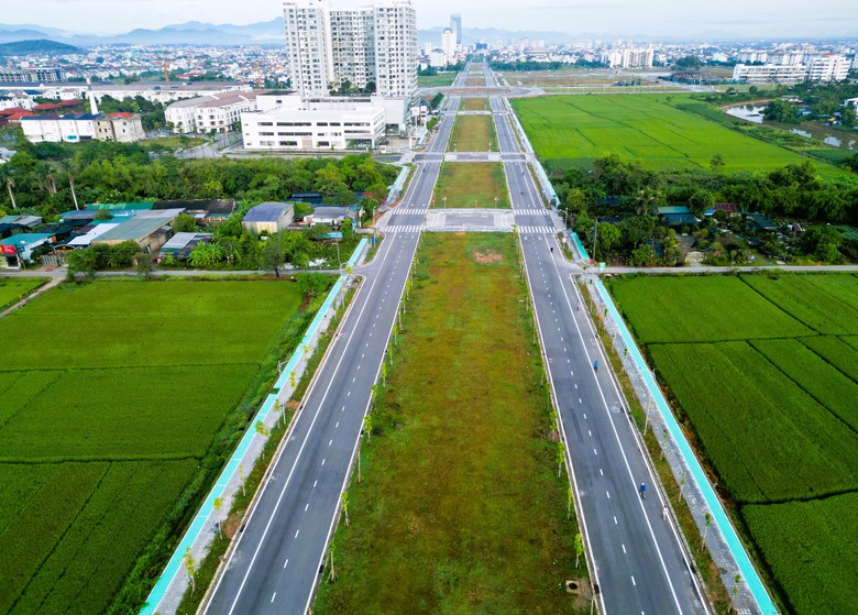 Huế sơn xanh, mở l&agrave;n đường d&agrave;nh ri&ecirc;ng cho xe đạp tr&ecirc;n vỉa h&egrave;- Ảnh 1.