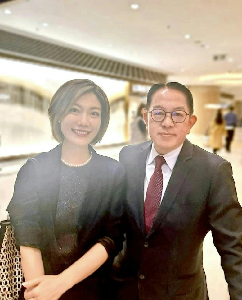 Nữ ca sĩ bị đ&agrave;i truyền h&igrave;nh cắt s&oacute;ng sau khi lộ ảnh ngoại t&igrave;nh tr&ecirc;n &ocirc; t&ocirc;- Ảnh 3.