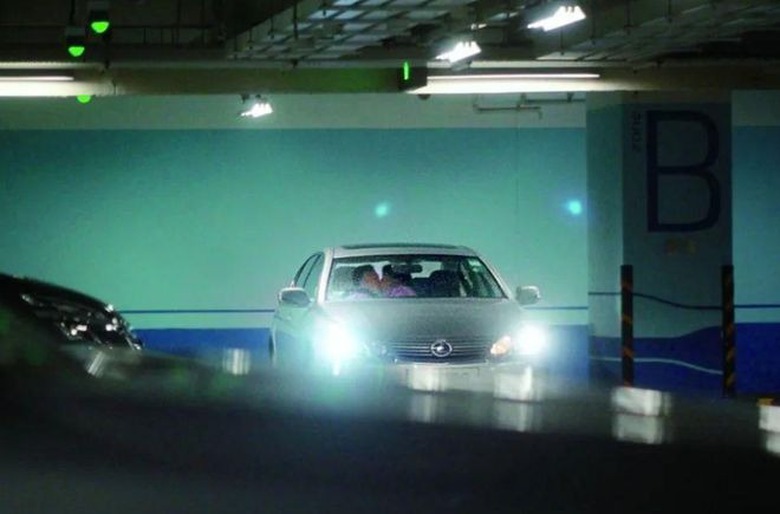 Nữ ca sĩ bị đ&agrave;i truyền h&igrave;nh cắt s&oacute;ng sau khi lộ ảnh ngoại t&igrave;nh tr&ecirc;n &ocirc; t&ocirc;- Ảnh 1.