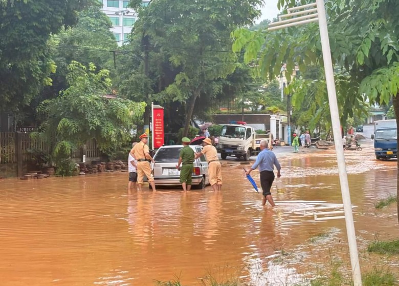 Ph&uacute; Thọ: CSGT hỗ trợ người d&acirc;n tại điểm ngập &uacute;ng, sạt lở- Ảnh 1.
