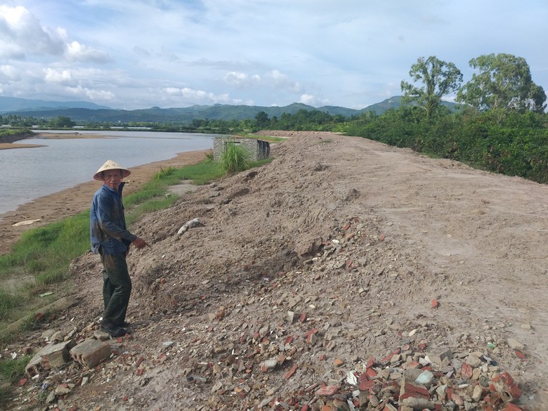 Quảng Ninh: Trăm hộ d&acirc;n thấp thỏm b&ecirc;n tuyến đ&ecirc; xuống cấp, x&oacute;i m&ograve;n- Ảnh 2.