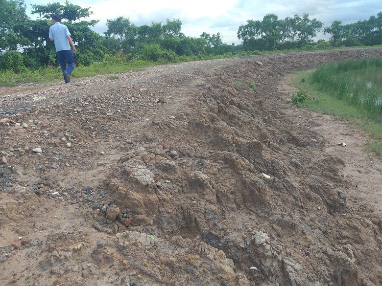 Quảng Ninh: Trăm hộ d&acirc;n thấp thỏm b&ecirc;n tuyến đ&ecirc; xuống cấp, x&oacute;i m&ograve;n- Ảnh 1.