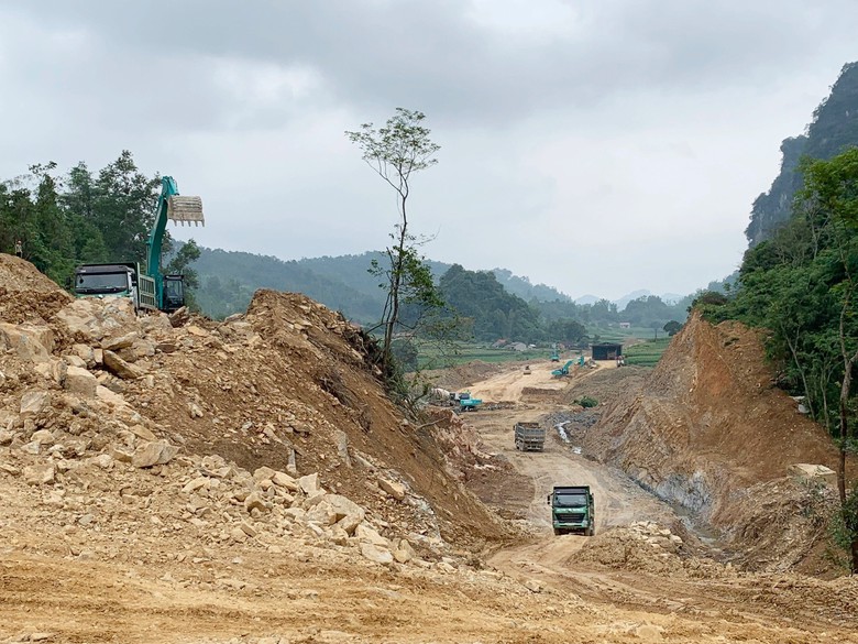 Nhiều dự &aacute;n giao th&ocirc;ng lớn vẫn "nghẽn" mặt bằng- Ảnh 1.