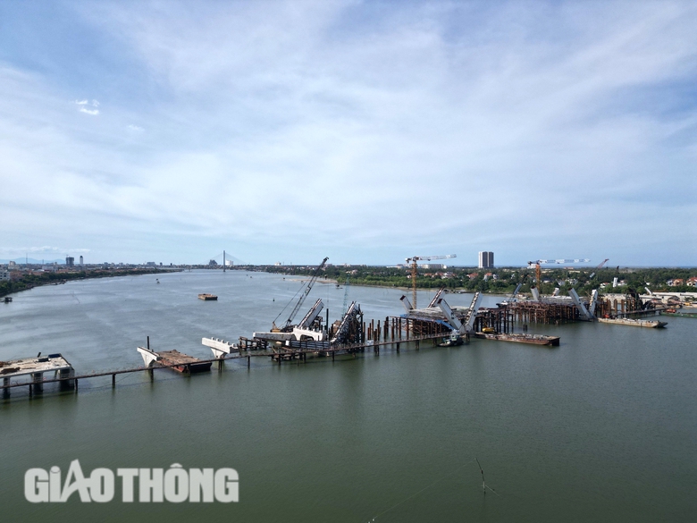 Dự &aacute;n cầu v&ograve;m th&eacute;p 1.300 tỷ đồng ở Quảng B&igrave;nh kh&oacute; về đ&iacute;ch đ&uacute;ng tiến độ do vướng mặt bằng- Ảnh 3.