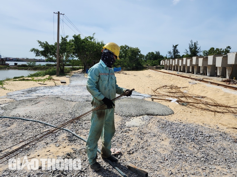 Dự &aacute;n cầu v&ograve;m th&eacute;p 1.300 tỷ đồng ở Quảng B&igrave;nh kh&oacute; về đ&iacute;ch đ&uacute;ng tiến độ do vướng mặt bằng- Ảnh 4.