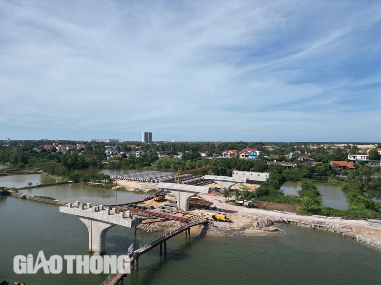 Dự &aacute;n cầu v&ograve;m th&eacute;p 1.300 tỷ đồng ở Quảng B&igrave;nh kh&oacute; về đ&iacute;ch đ&uacute;ng tiến độ do vướng mặt bằng- Ảnh 5.