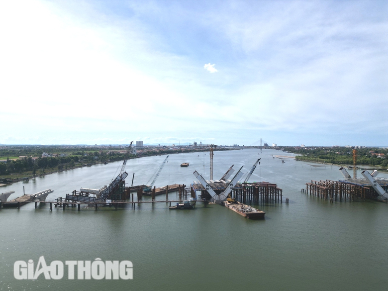 Dự &aacute;n cầu v&ograve;m th&eacute;p 1.300 tỷ đồng ở Quảng B&igrave;nh kh&oacute; về đ&iacute;ch đ&uacute;ng tiến độ do vướng mặt bằng- Ảnh 6.