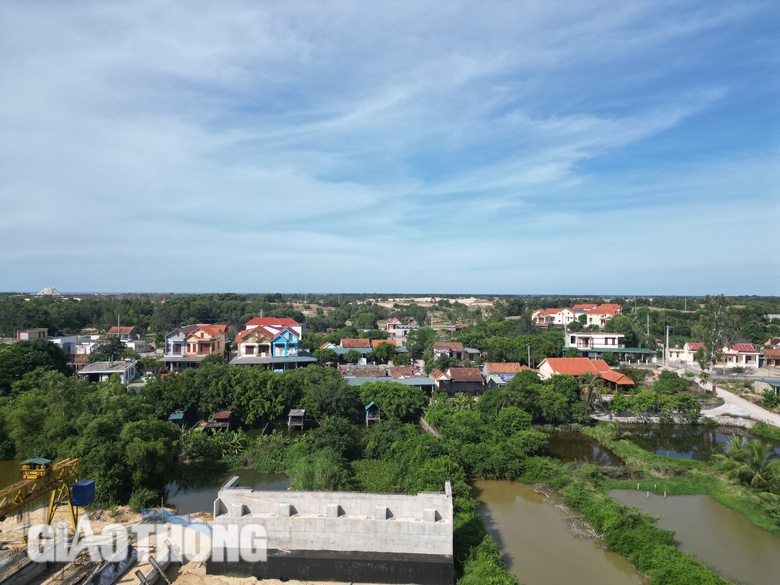 Dự &aacute;n cầu v&ograve;m th&eacute;p 1.300 tỷ đồng ở Quảng B&igrave;nh kh&oacute; về đ&iacute;ch đ&uacute;ng tiến độ do vướng mặt bằng- Ảnh 7.