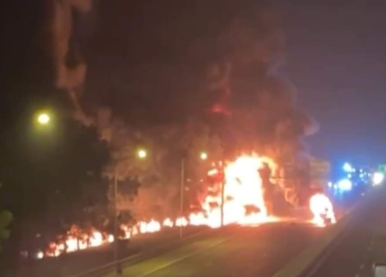 Sau tai nạn, xe bồn chở xăng dầu nổ lớn v&agrave; bốc ch&aacute;y tr&ecirc;n cao tốc H&agrave; Nội - Hải Ph&ograve;ng- Ảnh 1.