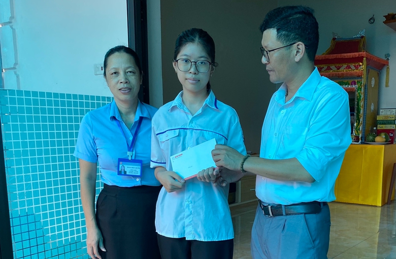 B&aacute;o Giao th&ocirc;ng trao tiền bạn đọc ủng hộ gia đ&igrave;nh 2 nạn nh&acirc;n tử vong do TNGT- Ảnh 2.