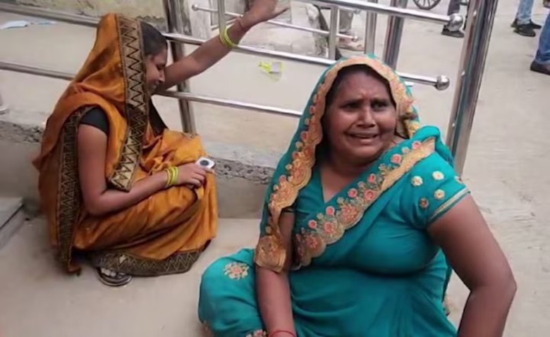 Th&acirc;n nh&acirc;n của c&aacute;c nạn nh&acirc;n tụ tập ngo&agrave;i cửa c&aacute;c trung t&acirc;m y tế than kh&oacute;c. (Ảnh: Reuters)