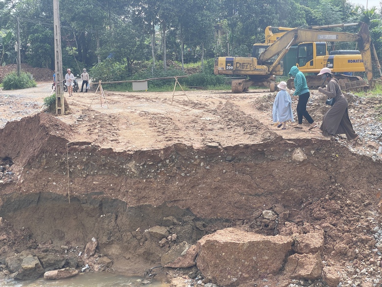 Cả x&atilde; bị c&ocirc; lập v&igrave; ph&aacute; cầu cũ m&agrave; chậm x&acirc;y cầu mới- Ảnh 3.