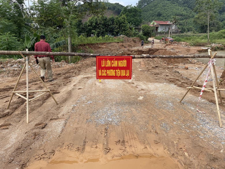 Cả x&atilde; bị c&ocirc; lập v&igrave; ph&aacute; cầu cũ m&agrave; chậm x&acirc;y cầu mới- Ảnh 1.