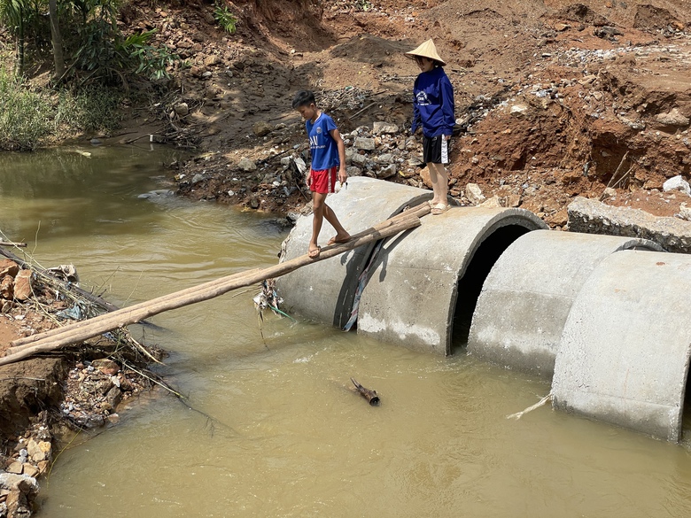 Cả x&atilde; bị c&ocirc; lập v&igrave; ph&aacute; cầu cũ m&agrave; chậm x&acirc;y cầu mới- Ảnh 4.