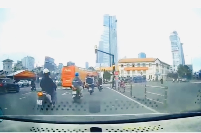 Tước GPLX 2 th&aacute;ng đối với t&agrave;i xế xe bu&yacute;t 2 tầng vượt đ&egrave;n đỏ- Ảnh 2.