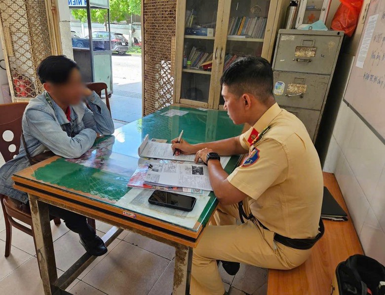 Tước GPLX 2 th&aacute;ng đối với t&agrave;i xế xe bu&yacute;t 2 tầng vượt đ&egrave;n đỏ- Ảnh 1.