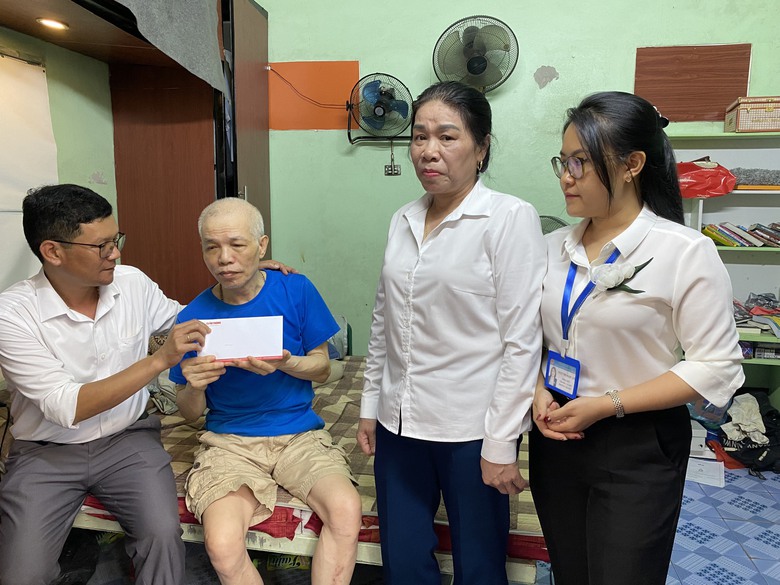 B&aacute;o Giao th&ocirc;ng trao tiền bạn đọc ủng hộ gia đ&igrave;nh 2 nạn nh&acirc;n tử vong do TNGT- Ảnh 1.