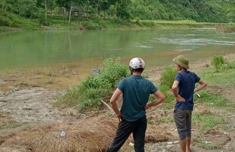 10 phụ nữ nắm tay nhau qua suối, 2 người chết v&agrave; mất t&iacute;ch- Ảnh 1.