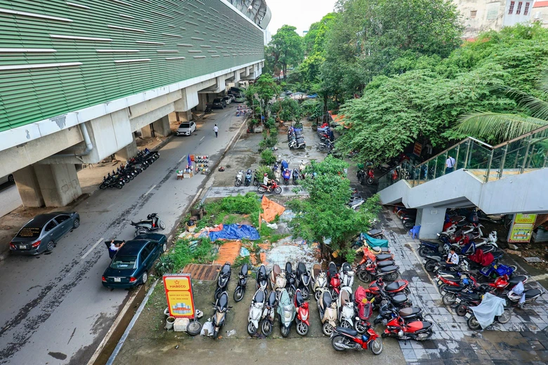 Xử l&yacute; b&atilde;i xe kh&ocirc;ng ph&eacute;p dọc tuyến metro C&aacute;t Linh - H&agrave; Đ&ocirc;ng sau phản &aacute;nh của B&aacute;o Giao th&ocirc;ng- Ảnh 1.