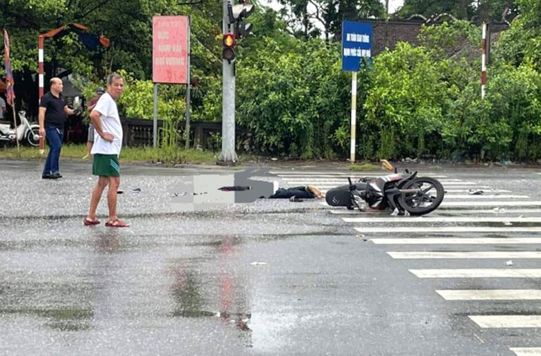 Hiện trường vụ tai nạn khiến người điều khiển xe m&aacute;y tử vong tại chỗ.