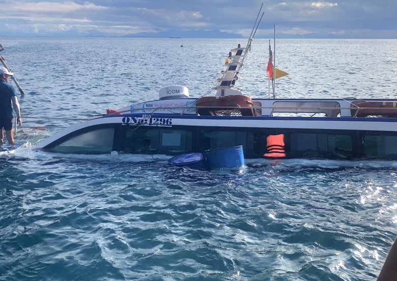 Cano du lịch ch&igrave;m tr&ecirc;n v&ugrave;ng biển C&ugrave; Lao Ch&agrave;m do va phải đ&aacute; ngầm- Ảnh 1.