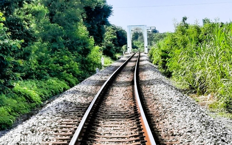 Quảng Trị: Thiếu ni&ecirc;n 15 tuổi bị t&agrave;u hỏa t&ocirc;ng tử vong khi đi bộ tr&ecirc;n đường sắt- Ảnh 1.