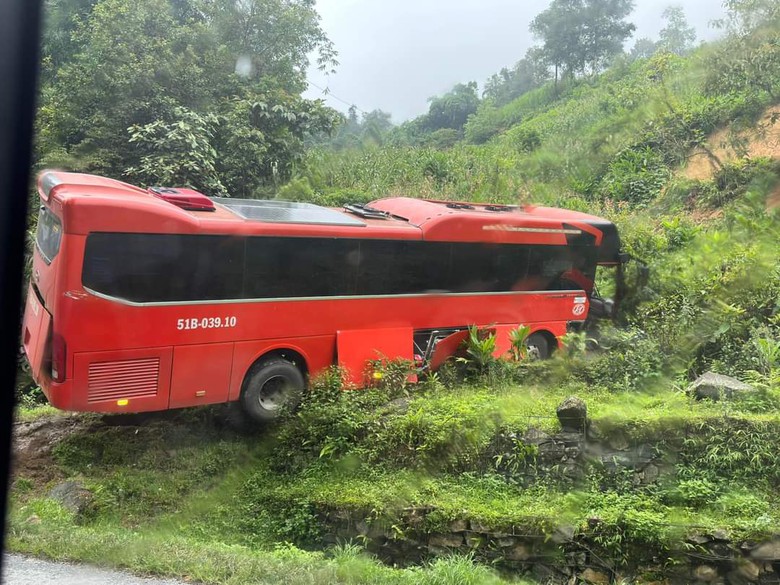 &Ocirc; t&ocirc; chở kh&aacute;ch mất phanh, đ&acirc;m v&agrave;o taluy dương quốc lộ 4D ở L&agrave;o Cai- Ảnh 1.