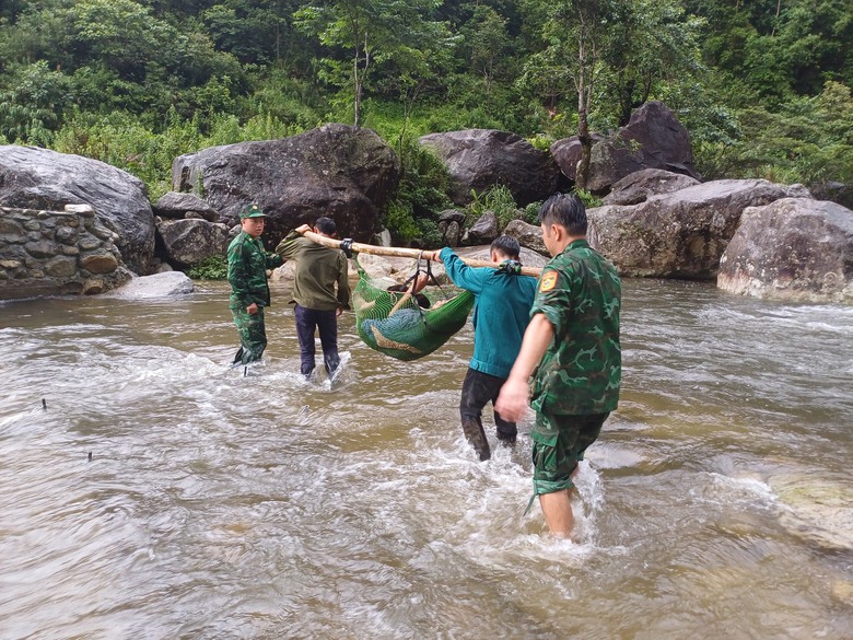 Lai Ch&acirc;u: Cứu sống người đ&agrave;n &ocirc;ng sau 4 ng&agrave;y bị rơi xuống vực- Ảnh 1.