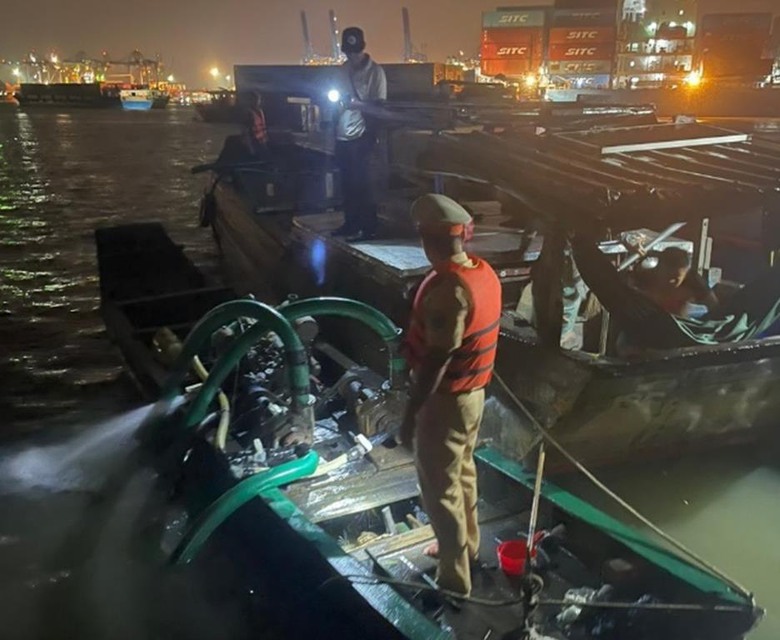 Bị truy đuổi, 5 đối tượng h&uacute;t c&aacute;t lậu nhảy xuống s&ocirc;ng Đồng Nai tẩu tho&aacute;t- Ảnh 1.