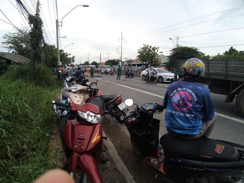 Va chạm xe tải trên quốc lộ 1, cặp vợ chồng thương vong- Ảnh 1. Va chạm xe tải trên quốc lộ 1, cặp vợ chồng thương vong- Ảnh 1.