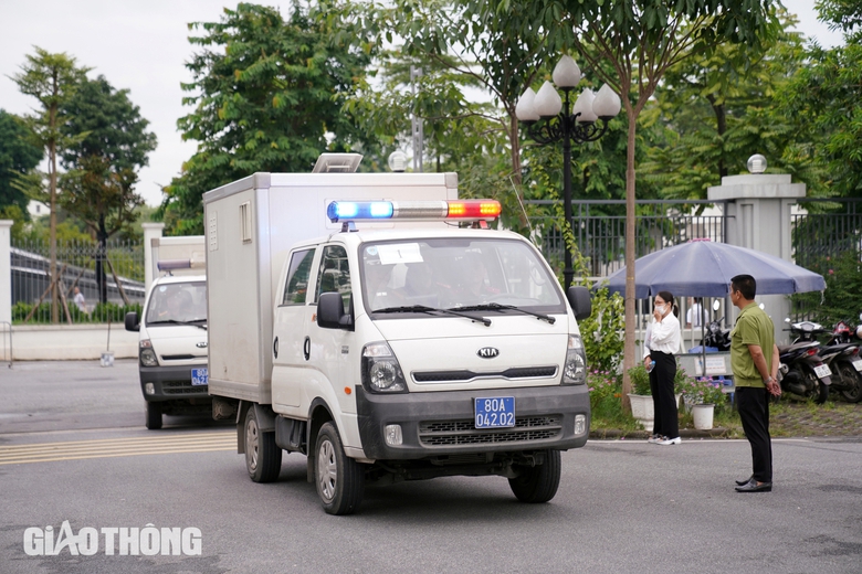 Cảnh s&aacute;t dẫn giải cựu Chủ tịch FLC Trịnh Văn Quyết v&agrave; c&aacute;c bị c&aacute;o đến t&ograve;a &aacute;n- Ảnh 1.