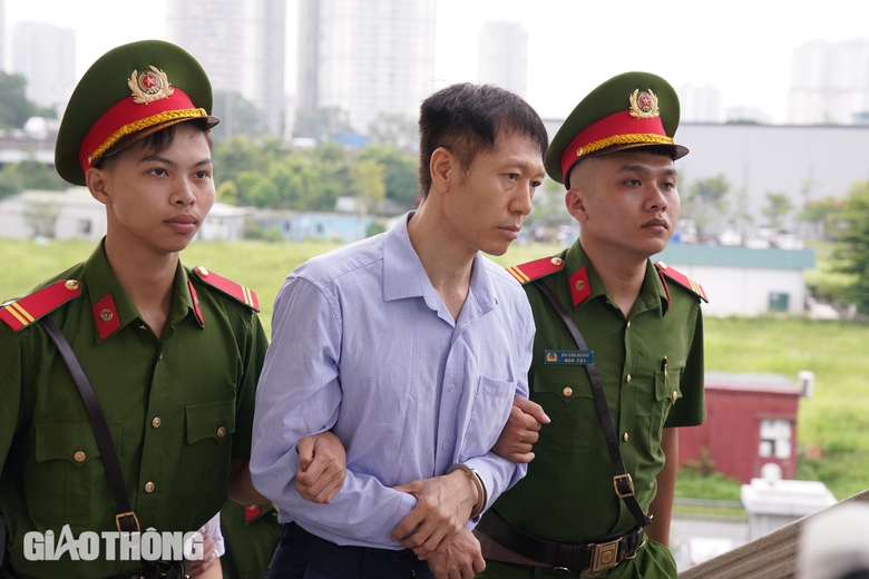 Cảnh s&aacute;t dẫn giải cựu Chủ tịch FLC Trịnh Văn Quyết v&agrave; c&aacute;c bị c&aacute;o đến t&ograve;a &aacute;n- Ảnh 4.