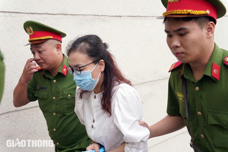 Cảnh s&aacute;t dẫn giải cựu Chủ tịch FLC Trịnh Văn Quyết v&agrave; c&aacute;c bị c&aacute;o đến t&ograve;a &aacute;n- Ảnh 5.