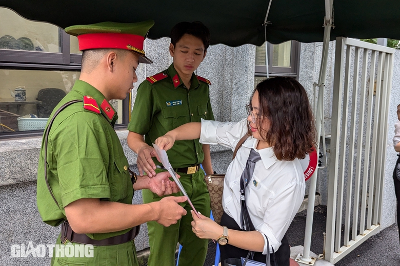 Cảnh s&aacute;t dẫn giải cựu Chủ tịch FLC Trịnh Văn Quyết v&agrave; c&aacute;c bị c&aacute;o đến t&ograve;a &aacute;n- Ảnh 6.