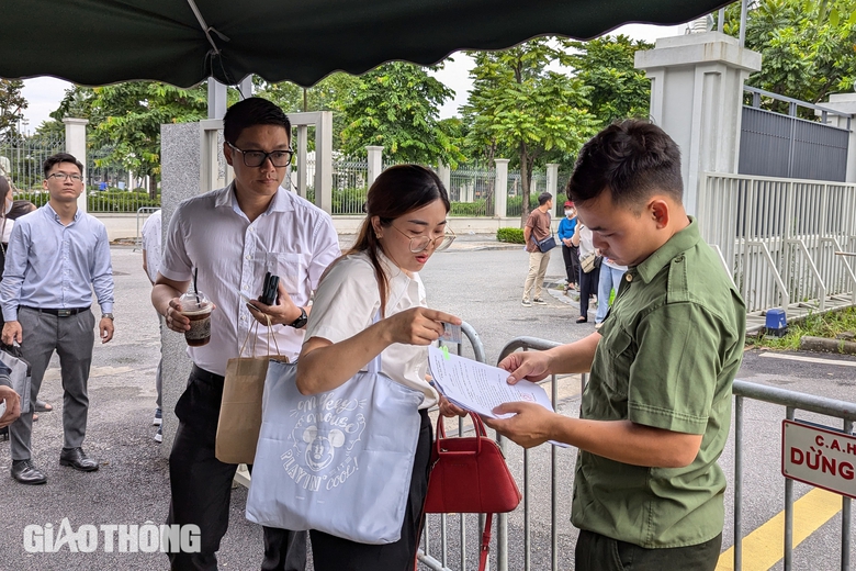 Cảnh s&aacute;t dẫn giải cựu Chủ tịch FLC Trịnh Văn Quyết v&agrave; c&aacute;c bị c&aacute;o đến t&ograve;a &aacute;n- Ảnh 7.