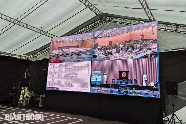 Cảnh s&aacute;t dẫn giải cựu Chủ tịch FLC Trịnh Văn Quyết v&agrave; c&aacute;c bị c&aacute;o đến t&ograve;a &aacute;n- Ảnh 9.