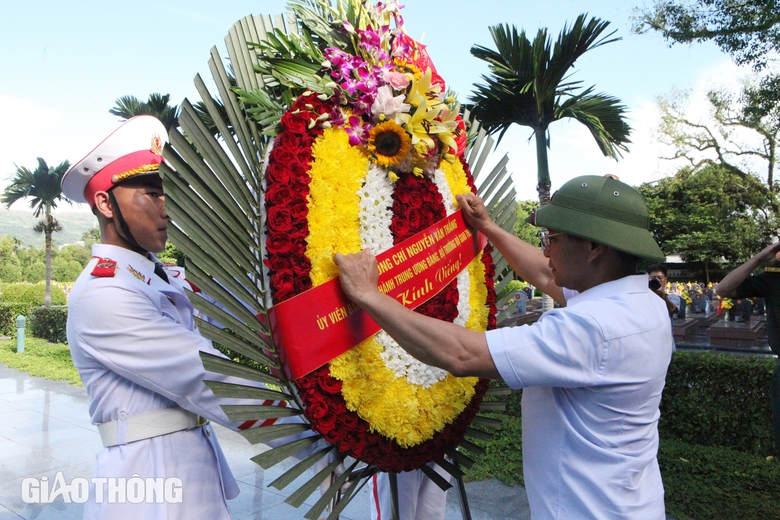 Bộ trưởng Bộ GTVT dâng hương, tri ân các Anh hùng liệt sĩ tại Điện Biên- Ảnh 5. Bộ trưởng Bộ GTVT dâng hương, tri ân các Anh hùng liệt sĩ tại Điện Biên- Ảnh 5.