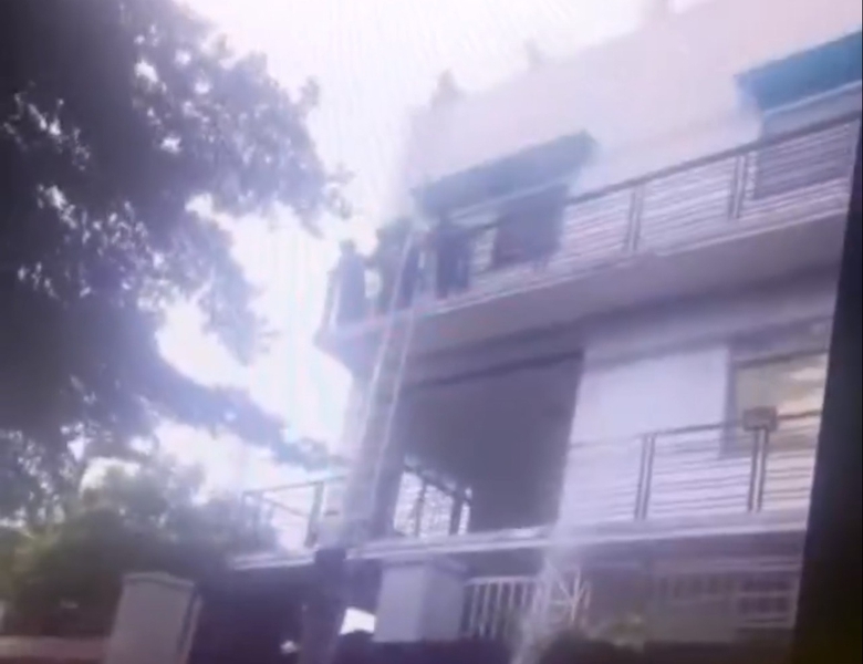 TP.HCM: Giải cứu 5 người mắc kẹt trong vụ cháy lớn tại quận Bình Tân- Ảnh 2. TP.HCM: Giải cứu 5 người mắc kẹt trong vụ cháy lớn tại quận Bình Tân- Ảnh 2.