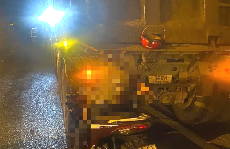 T&ocirc;ng v&agrave;o đu&ocirc;i xe đậu ven đường, một người tử vong- Ảnh 1.