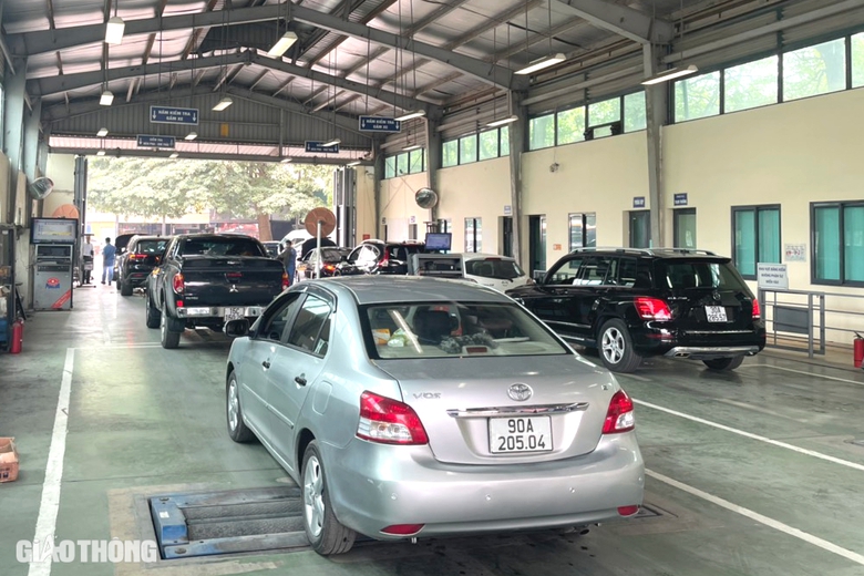 Ô tô vỡ đèn lùi có được đăng kiểm?- Ảnh 1. Ô tô vỡ đèn lùi có được đăng kiểm?- Ảnh 1.