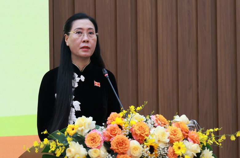HĐND tỉnh Quảng Ng&atilde;i d&agrave;nh một ph&uacute;t mặc niệm tưởng nhớ Tổng B&iacute; thư Nguyễn Ph&uacute; Trọng- Ảnh 1.