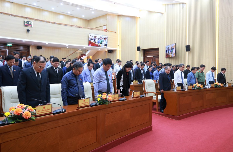 HĐND tỉnh Quảng Ng&atilde;i d&agrave;nh một ph&uacute;t mặc niệm tưởng nhớ Tổng B&iacute; thư Nguyễn Ph&uacute; Trọng- Ảnh 2.