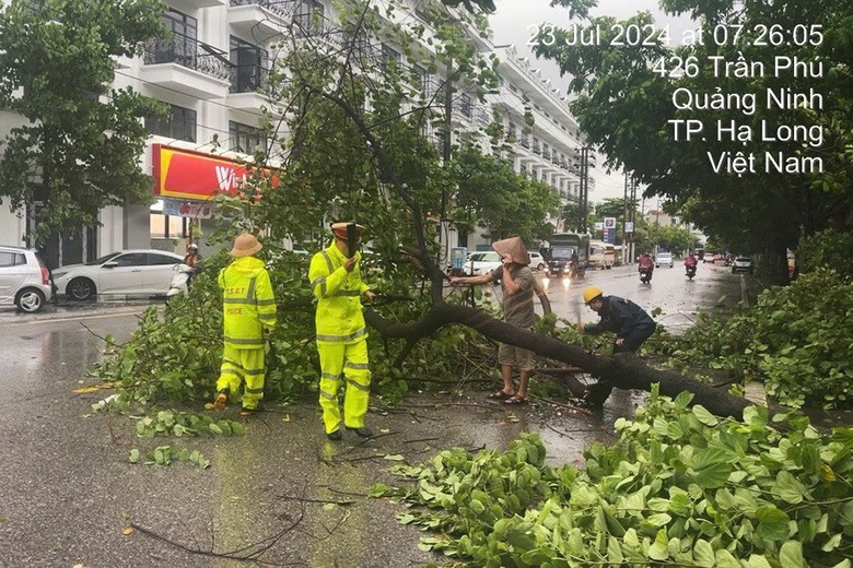 T&agrave;i xế kể gi&acirc;y ph&uacute;t CSGT giải cứu 2 &ocirc; t&ocirc; kh&aacute;ch mắc kẹt v&igrave; mưa b&atilde;o- Ảnh 1.