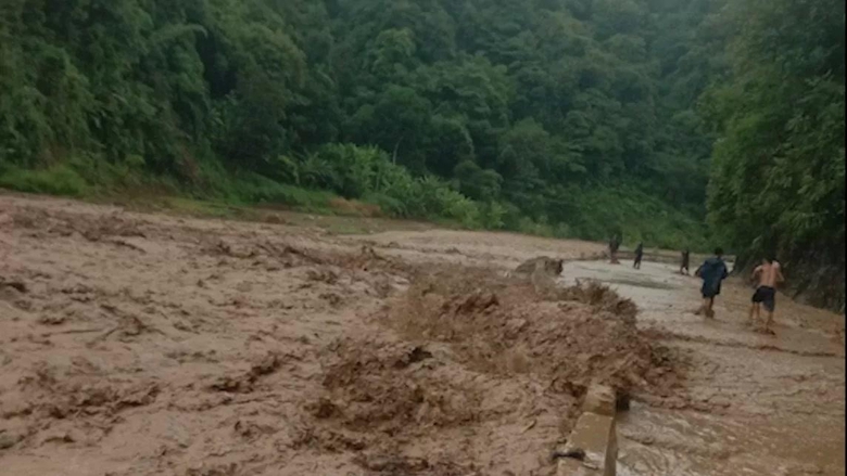 Th&agrave;nh phố Sơn La ch&igrave;m trong biển nước, người d&acirc;n gấp r&uacute;t chạy lũ trong đ&ecirc;m- Ảnh 4.