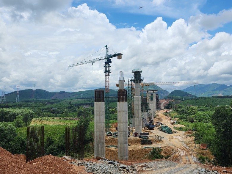 Tăng tốc thi c&ocirc;ng cao tốc Bắc - Nam qua H&agrave; Tĩnh, Quảng B&igrave;nh trước m&ugrave;a mưa b&atilde;o- Ảnh 1.